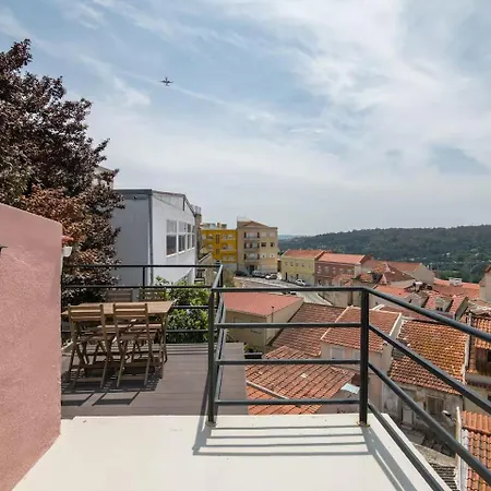 Ensoleille Avec Terrasse Proche D'amoreiras Lissabon